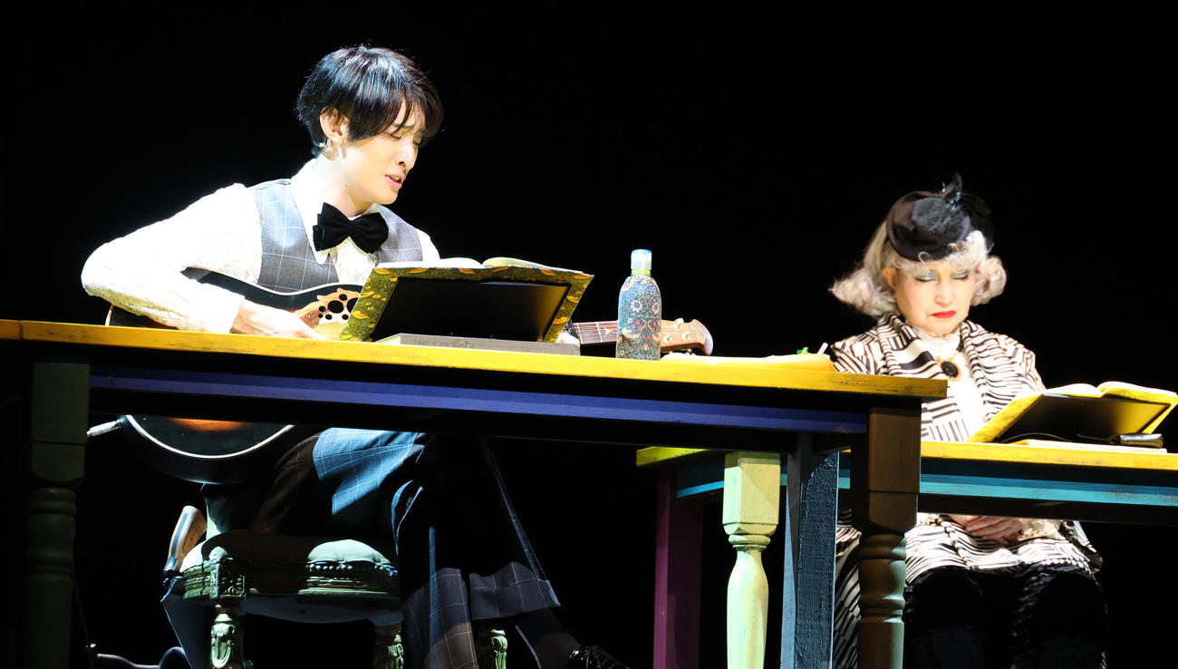 舞台「ハロルドとモード」で黒柳徹子（右）と共演した向井康二（撮影・中島郁夫）