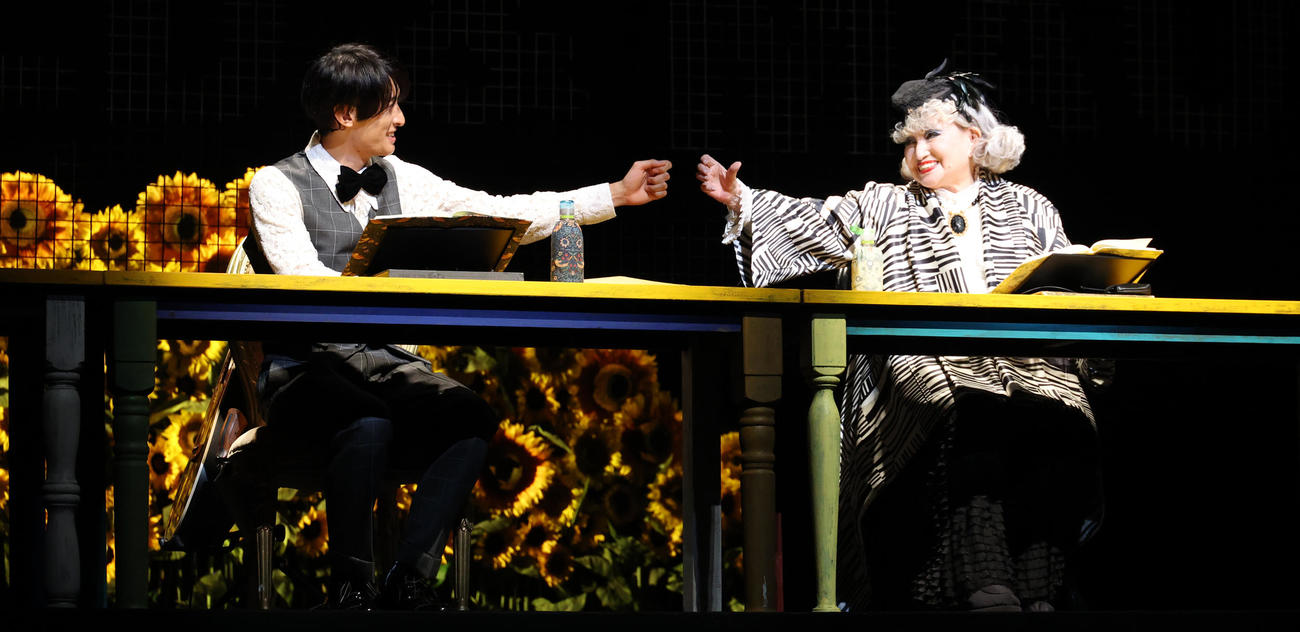 舞台「ハロルドとモード」で黒柳徹子（右）と共演する向井康二（撮影・中島郁夫）