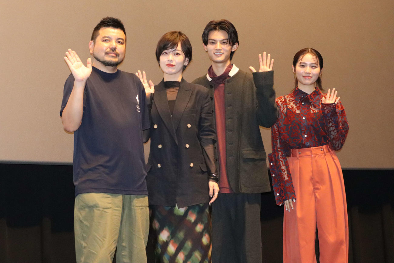 映画「リゾートバイト」完成披露舞台あいさつに登壇した左から、永江監督、伊原六花、藤原大祐、秋田汐梨（撮影・加藤理沙）