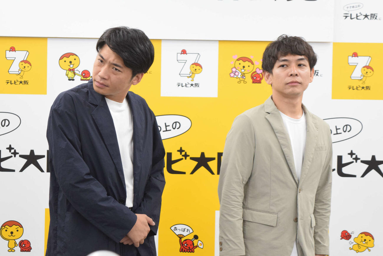 初の冠番組放送に疑惑の目を向けたさや香の新山（左）と石井（撮影・阪口孝志）