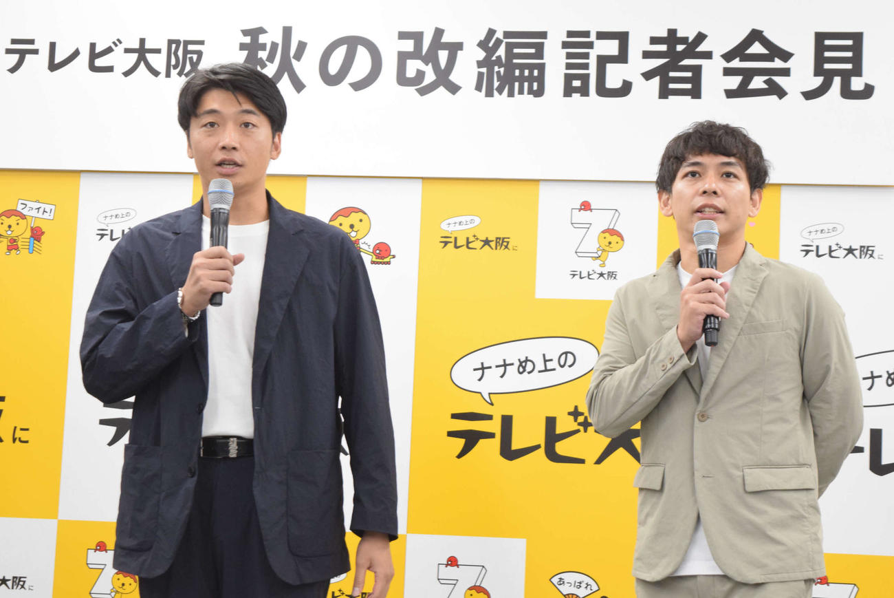 初の冠番組放送に疑惑の目を向けたさや香の新山（左）と石井（撮影・阪口孝志）