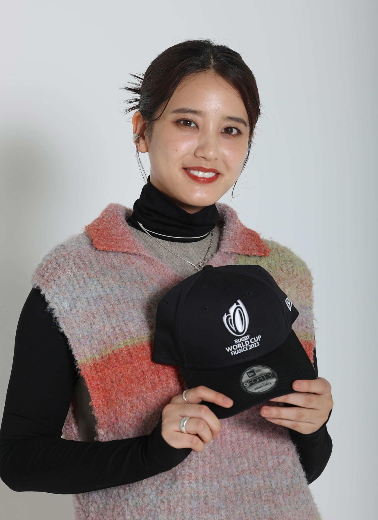 ラグビーW杯フランス大会の記念帽子を手に笑顔を見せる山崎紘菜（撮影・丹羽敏通）