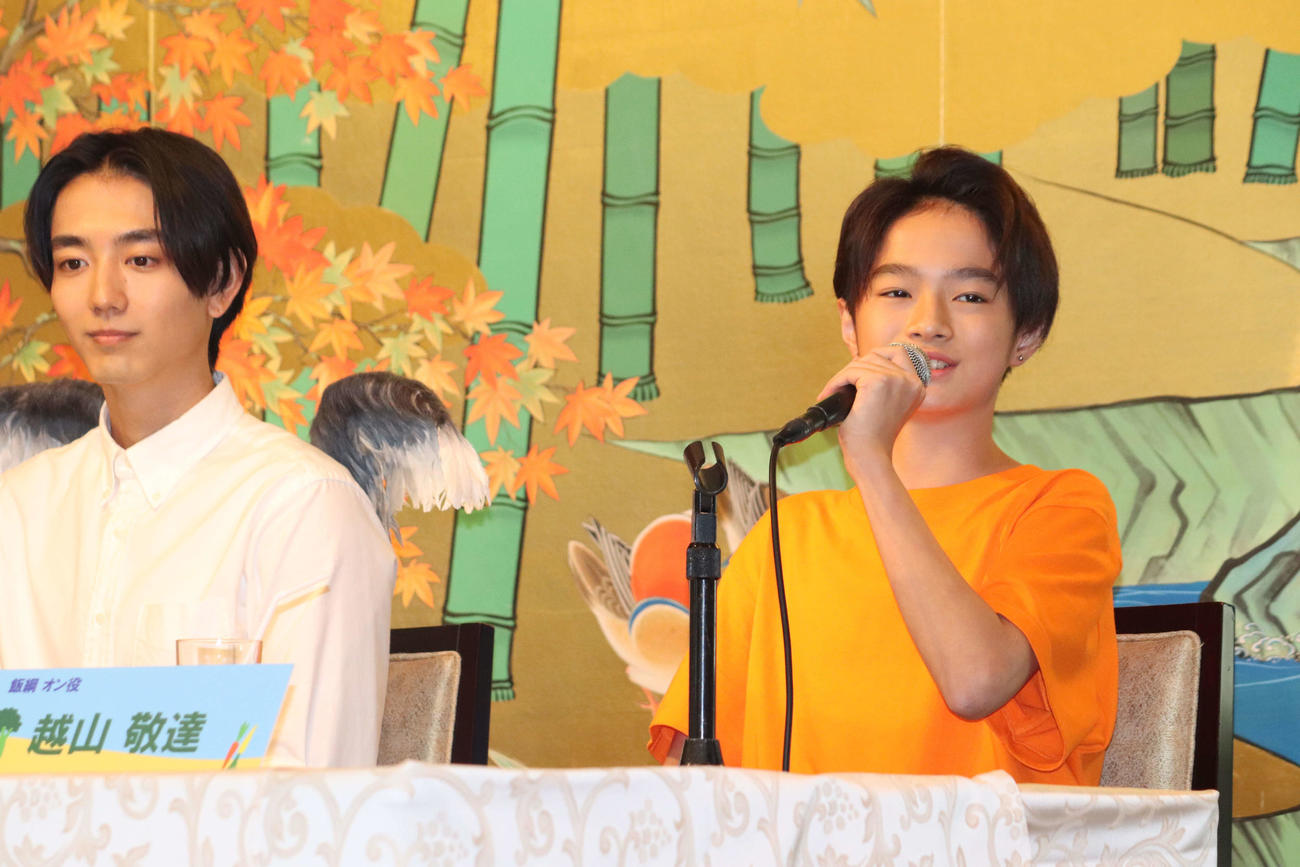 10月スタートのBSTBS系「天狗の台所」記者会見に登壇した駒木根葵汰（左）とあいさつする越山敬達（撮影・加藤理沙）
