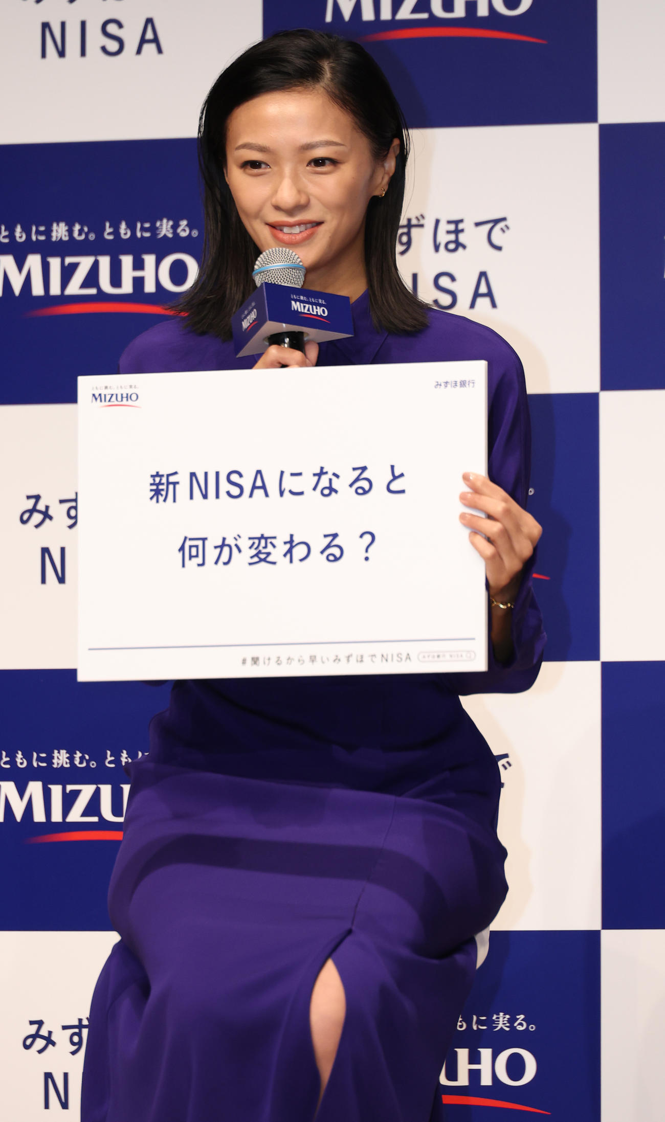 みずほ銀行新CM発表会を行う榮倉奈々（撮影・中島郁夫）