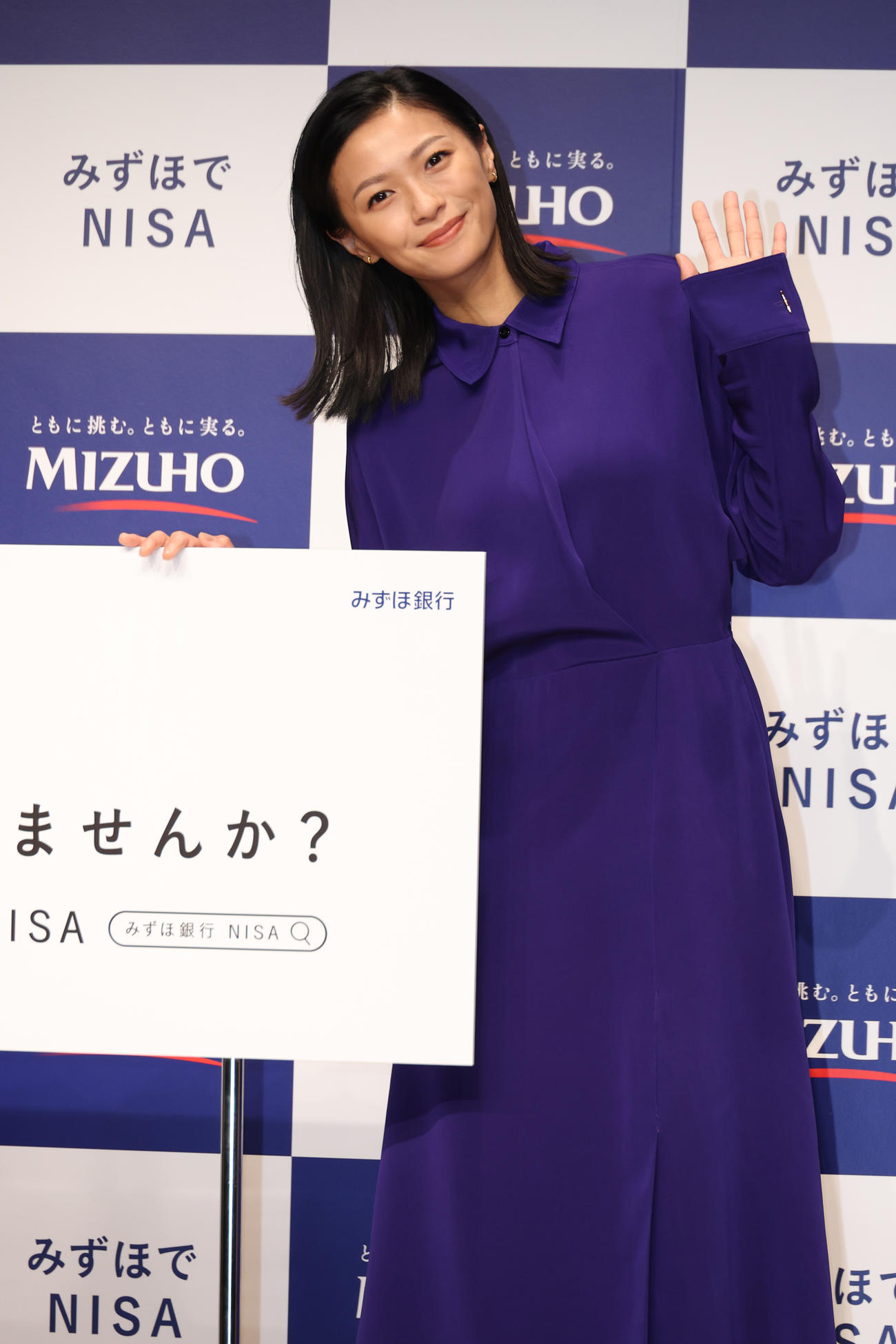 みずほ銀行新CM発表会を行う榮倉奈々（撮影・中島郁夫）