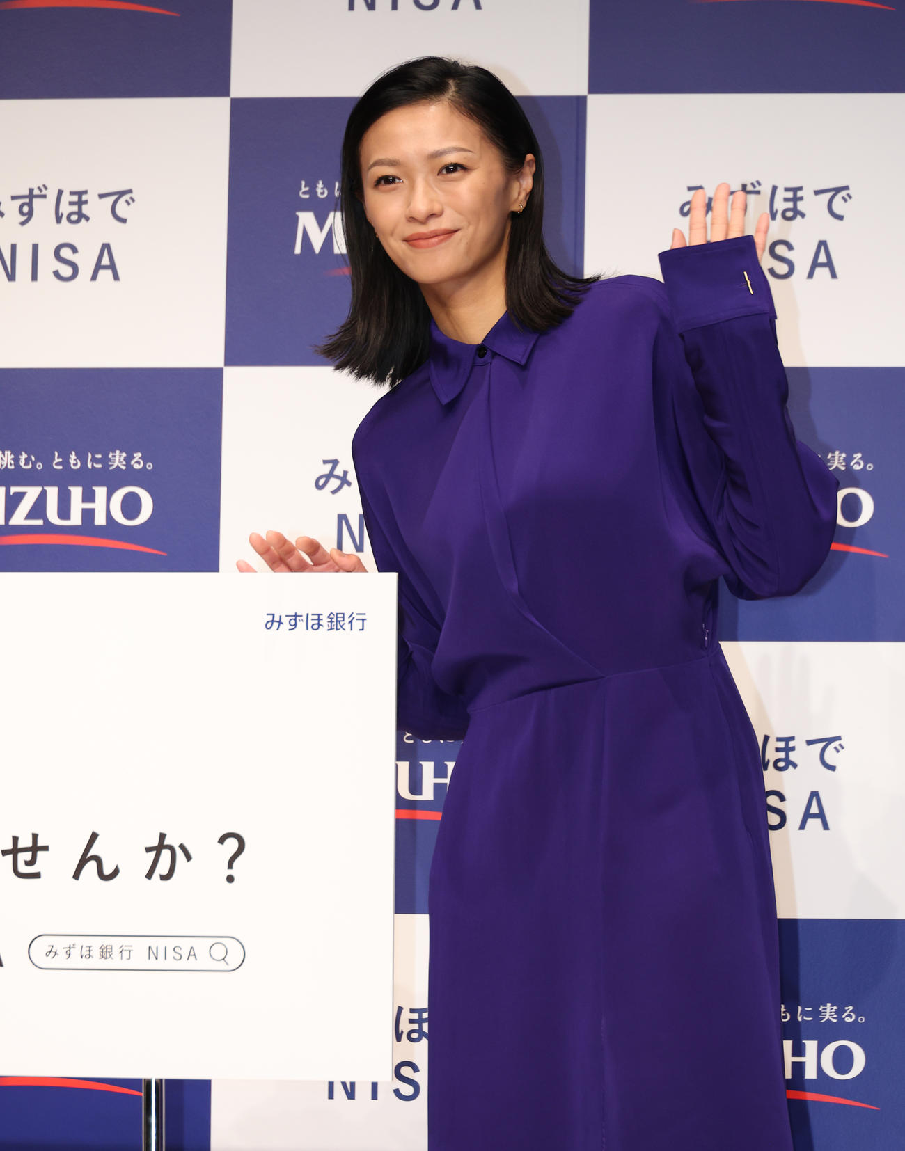 みずほ銀行新CM発表会を行う榮倉奈々（撮影・中島郁夫）
