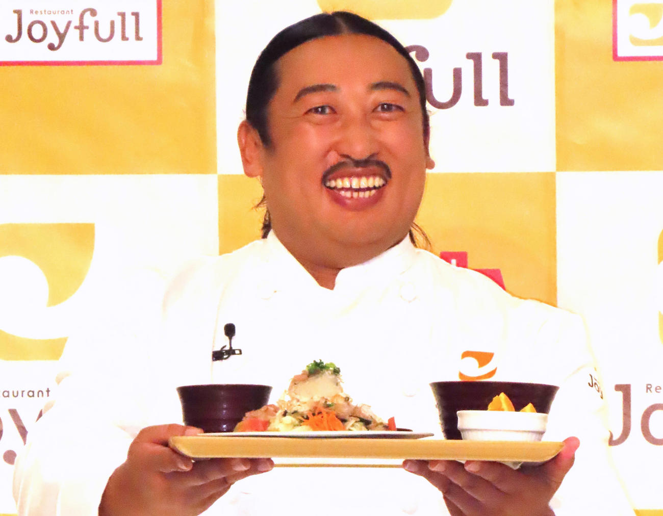 ファミリーレストラン「ジョイフル」秋の新グランドメニュー発表会＆試食会に登場したロバート秋山竜次