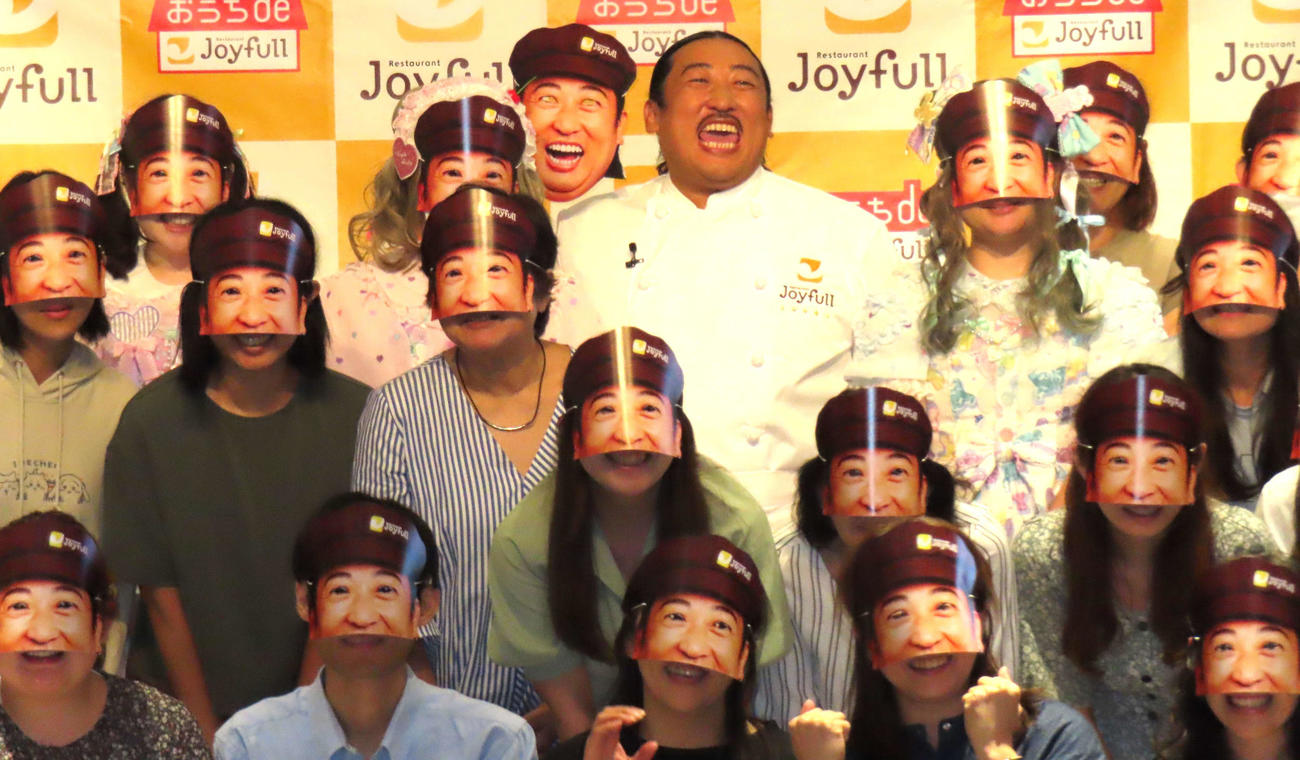 ファミリーレストラン「ジョイフル」秋の新グランドメニュー発表会＆試食会に登場したロバート秋山竜次（後列中央）