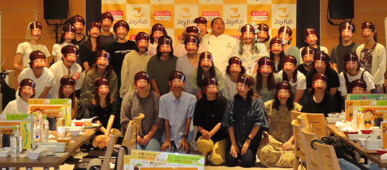 ファミリーレストラン「ジョイフル」秋の新グランドメニュー発表会＆試食会に登場したロバート秋山竜次（後列中央）