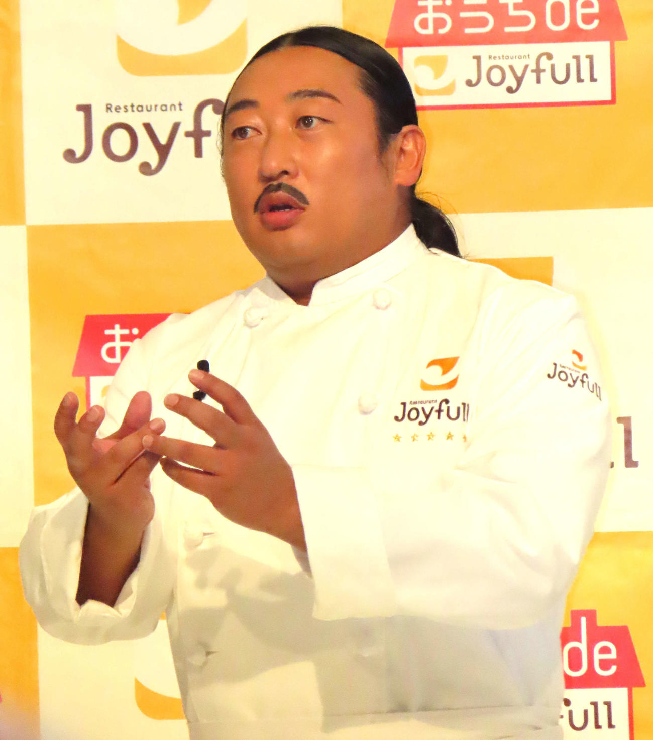 ファミリーレストラン「ジョイフル」秋の新グランドメニュー発表会＆試食会に登場したロバート秋山竜次