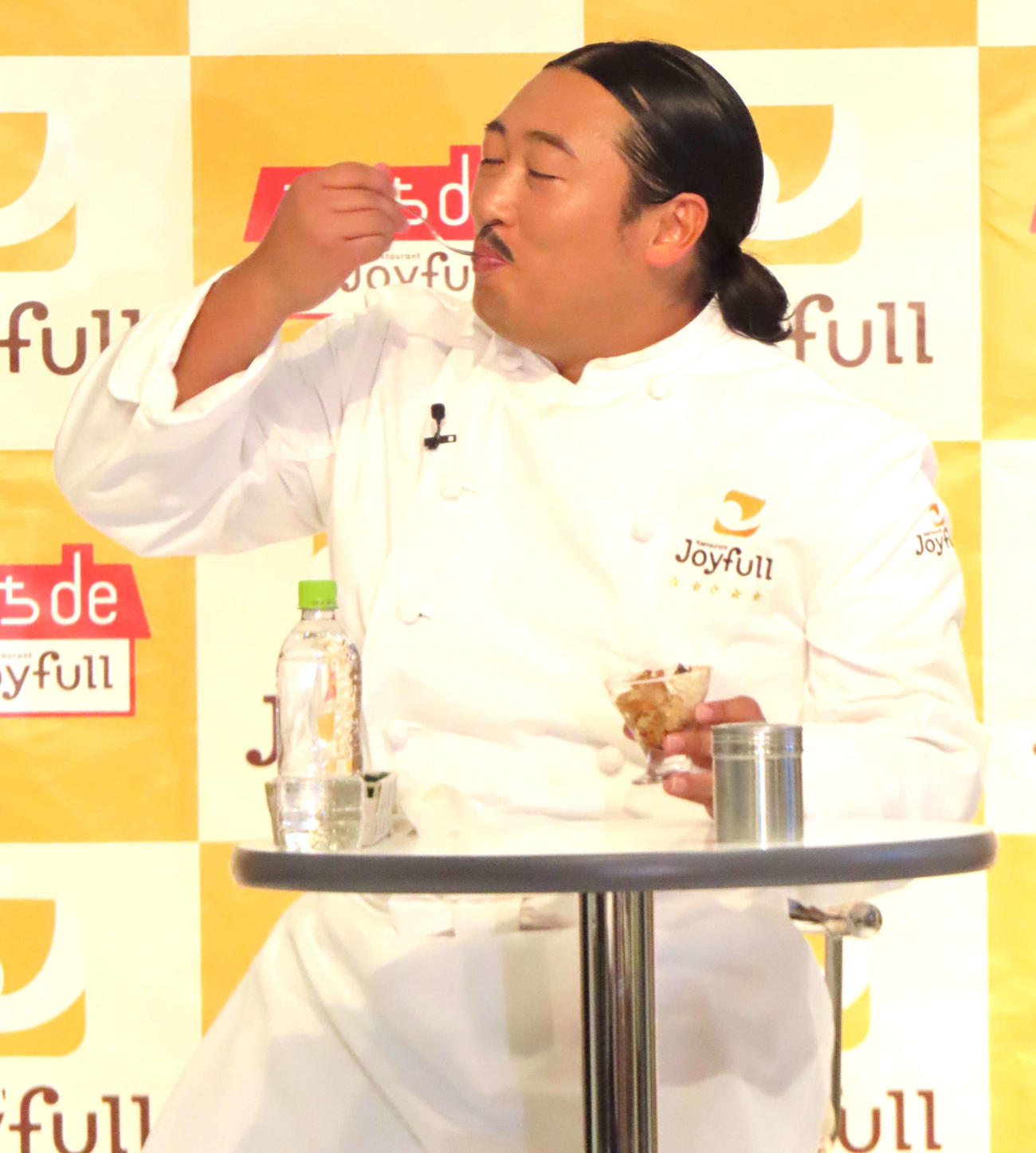 ファミリーレストラン「ジョイフル」秋の新グランドメニューを試食するロバート秋山竜次