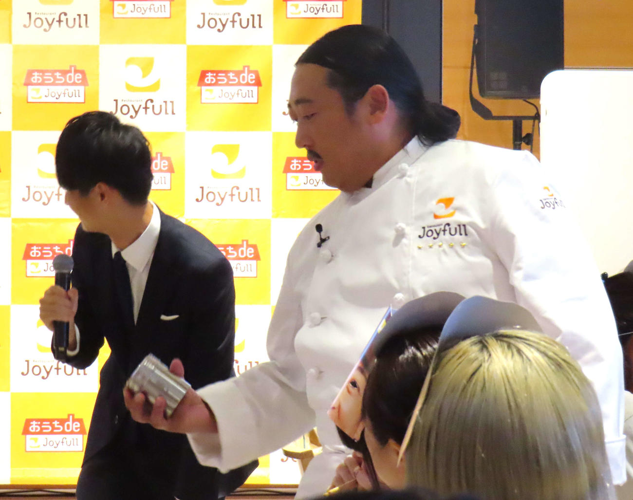 イベント参加者の料理に調味料をかけるロバート秋山竜次