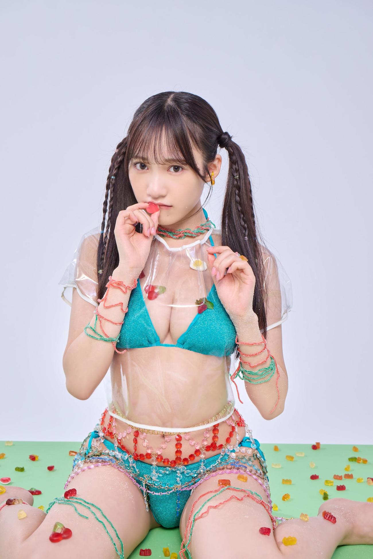 「DOLCE Vol．8」で表紙グラビアを飾っている横野すみれ(C)白夜書房撮影／オノツトム
