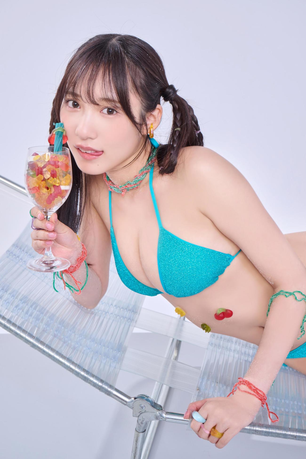 「DOLCE Vol．8」で表紙グラビアを飾っている横野すみれ(C)白夜書房撮影／オノツトム