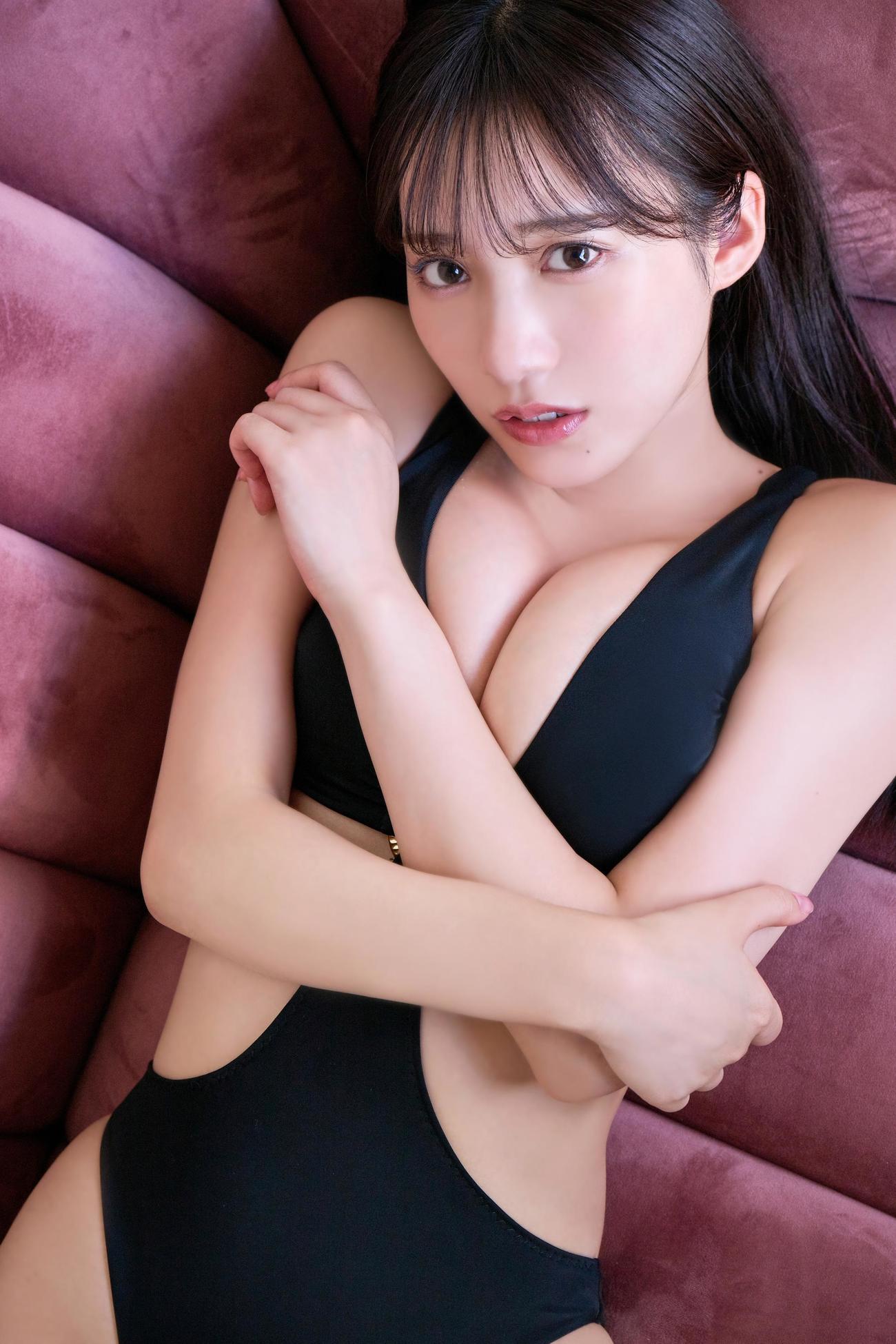 「DOLCE Vol．8」で表紙グラビアを飾っている横野すみれ(C)白夜書房撮影／オノツトム