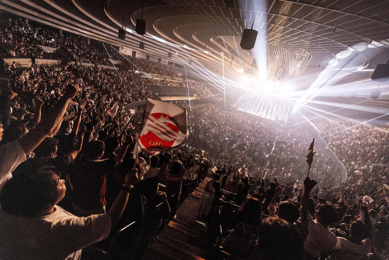 長渕剛に熱狂する大阪城ホール（photo by Hayato Ichihara）