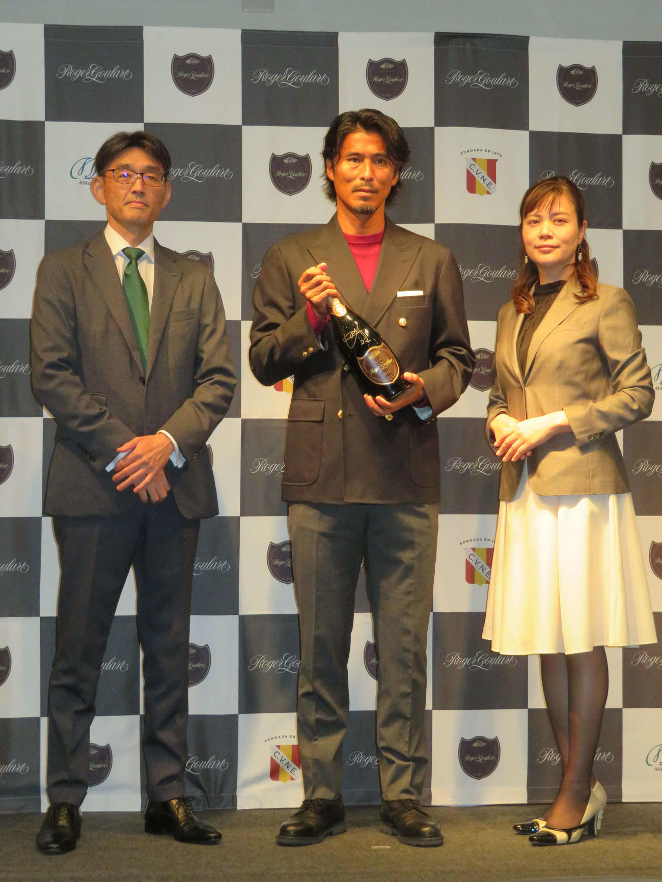 三国ワイン「ロジャーグラート」公式アンバサダー就任式に出席した、左から須佐敏郎氏、中澤佑二氏、佐藤奈緒子氏（撮影・村上幸将）