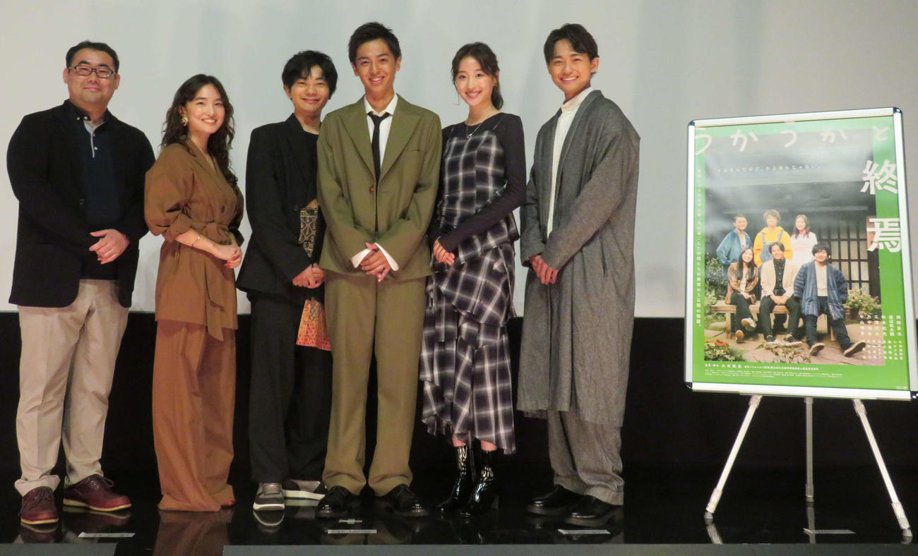 映画「うかうかと終焉」完成披露上映会に登壇した、左から大田雄史監督、松本妃代、渡辺佑太朗、西岡星汰、乃中瑞生、中山翔貴（撮影・村上幸将）