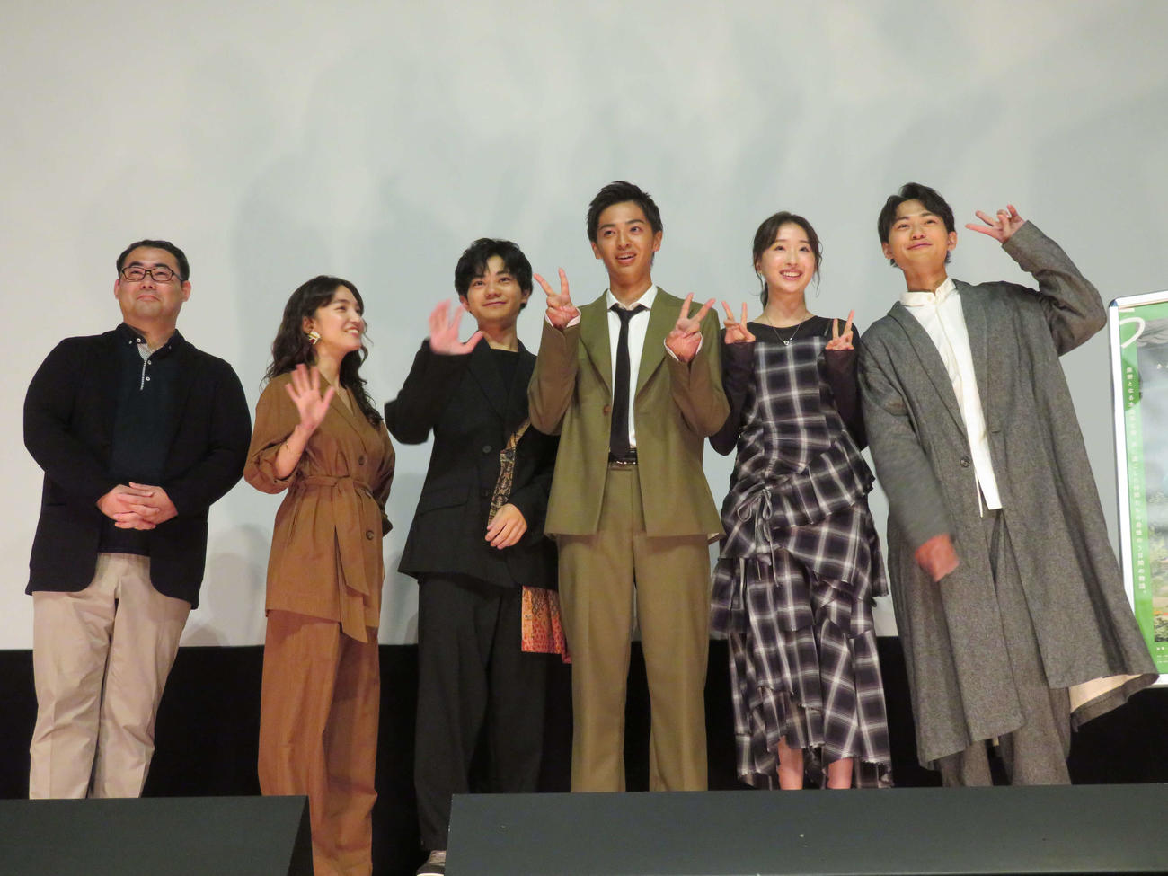 映画「うかうかと終焉」完成披露上映会に登壇した、左から大田雄史監督、松本妃代、渡辺佑太朗、西岡星汰、乃中瑞生、中山翔貴（撮影・村上幸将）