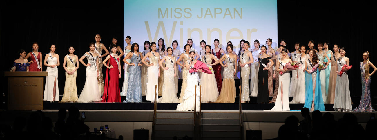 2023ミス・ジャパングランプリに輝いた佐賀・吉田愛さん（中央）（撮影・中島郁夫）