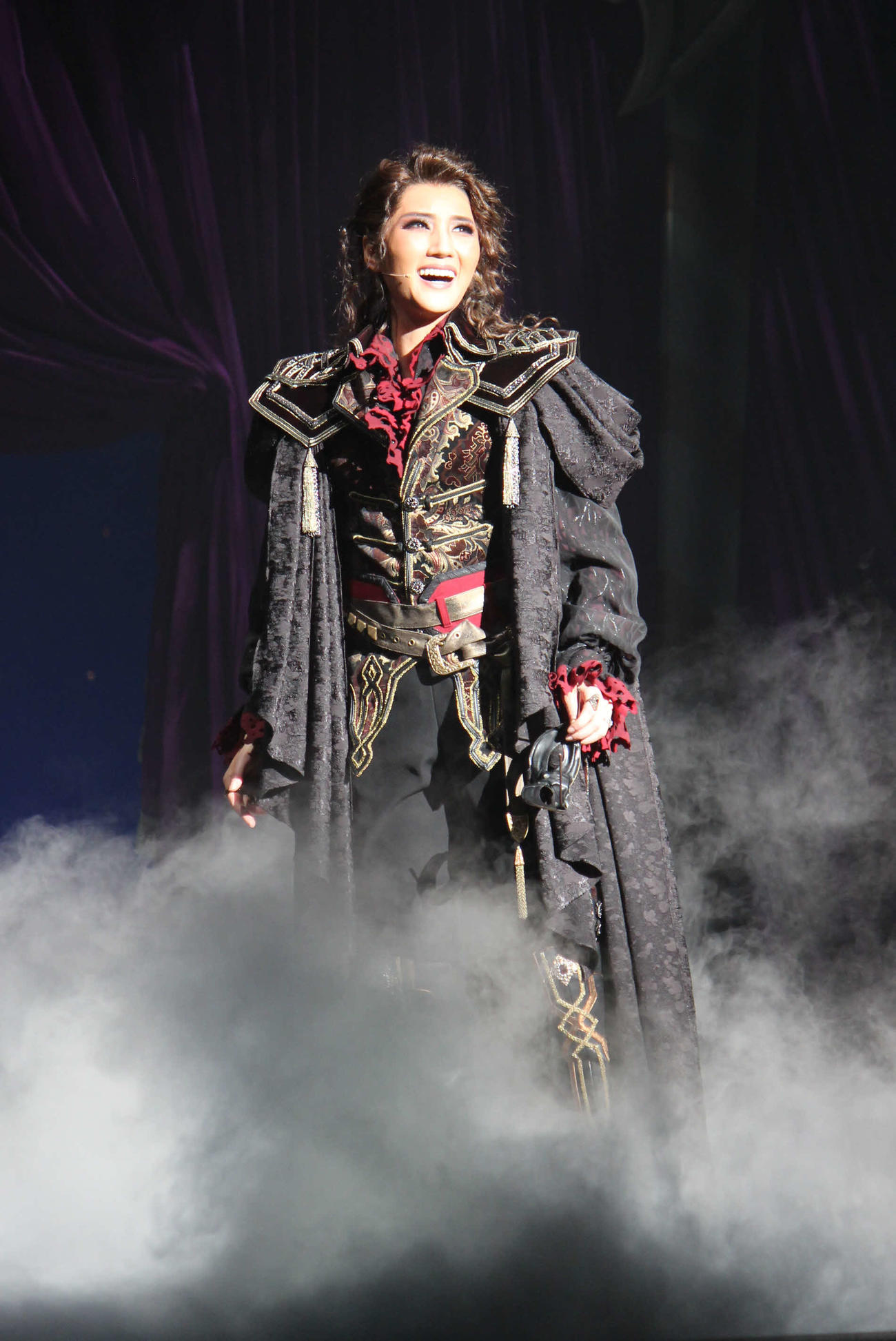 トップ本拠地お披露目で、ダークな主人公カリオストロ伯爵を好演した宙組新トップ芹香斗亜（撮影・村上久美子）