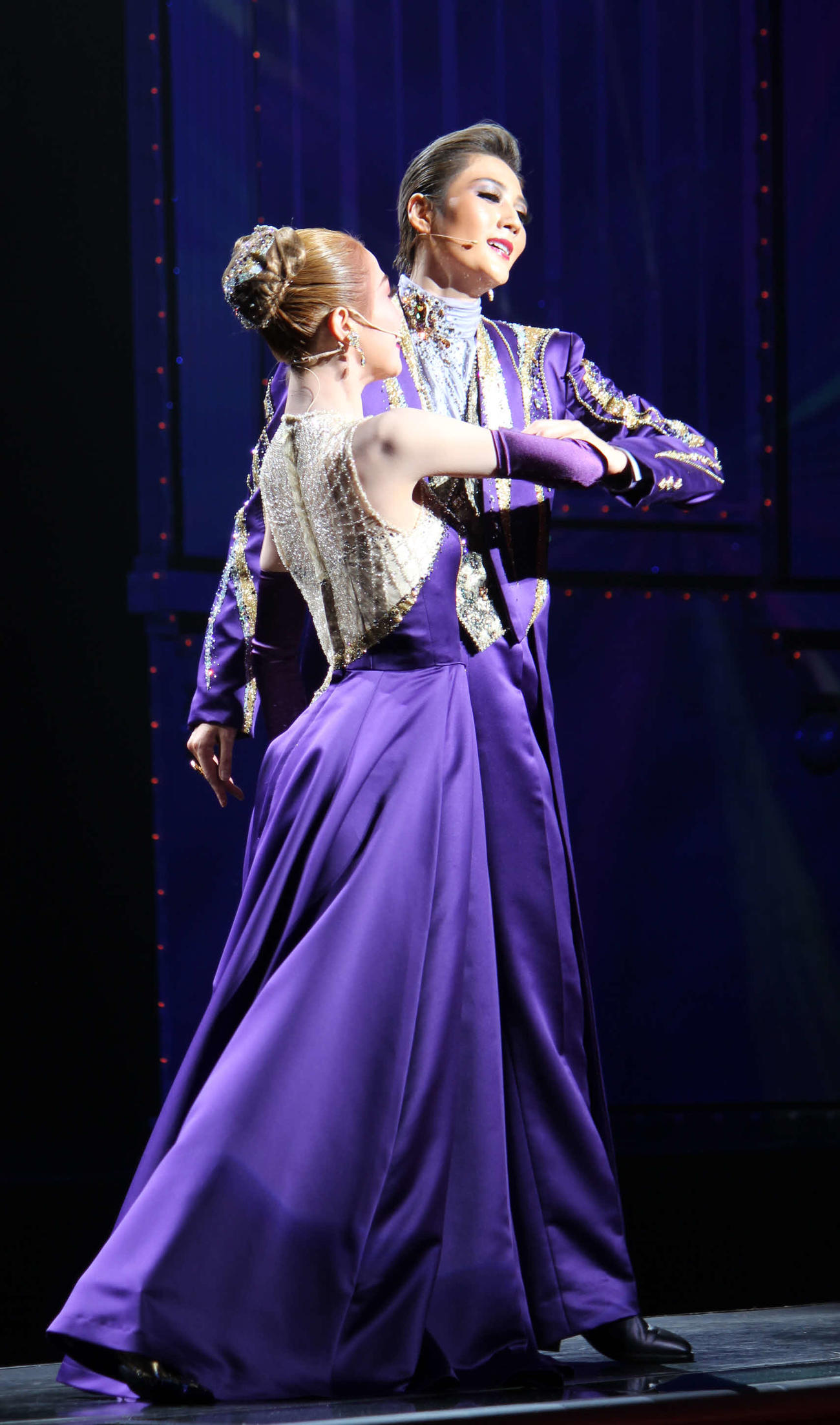 宙組新トップ芹香斗亜（右）は、春乃さくらとのデュエットダンスも披露（撮影・村上久美子）