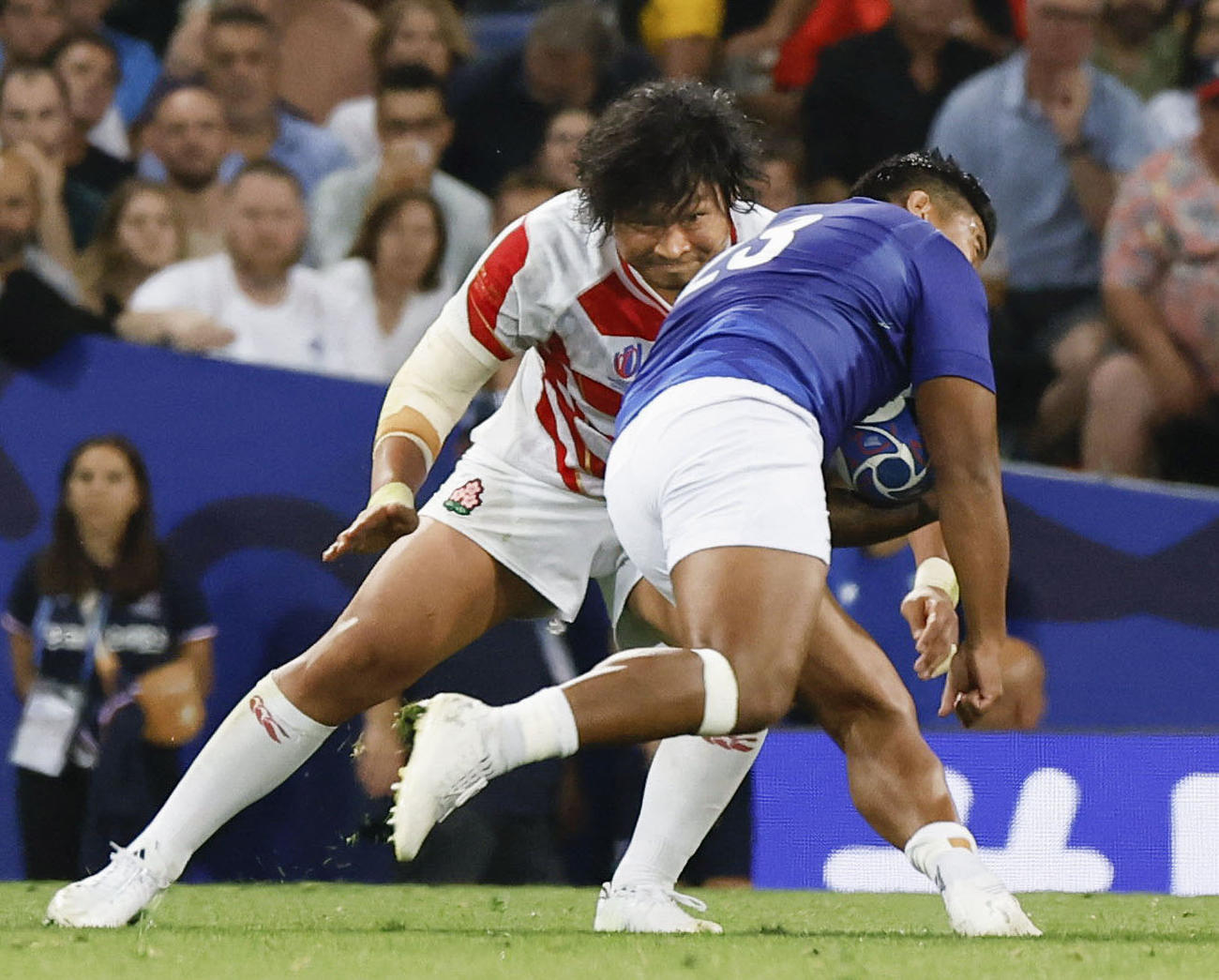 日本―サモア　前半、タックルにいく稲垣＝トゥールーズ（共同）