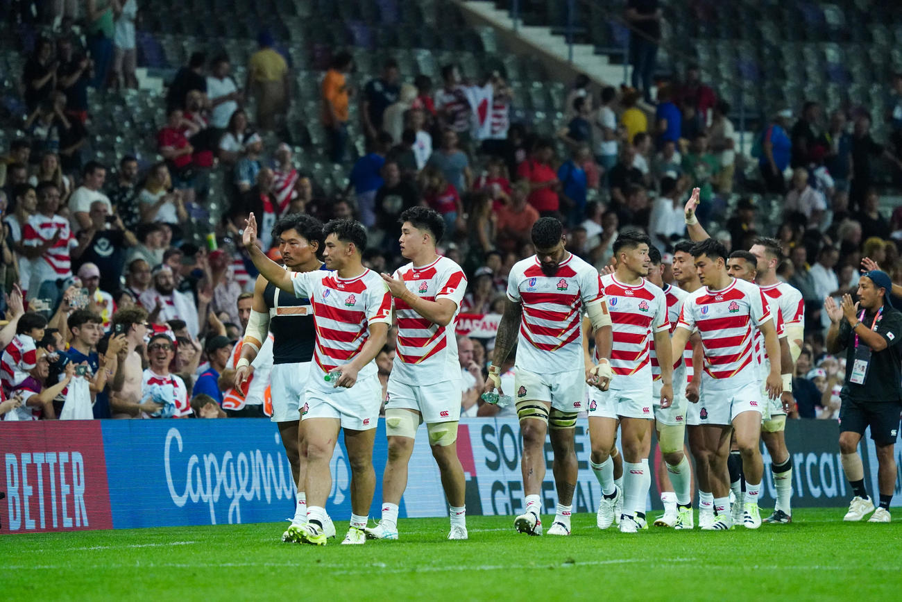 日本対サモア　サモアに勝利し、ファンの声援の応える稲垣（左）、中村（左から2人目）ら日本フィフティーン（撮影・パオロ　ヌッチ）