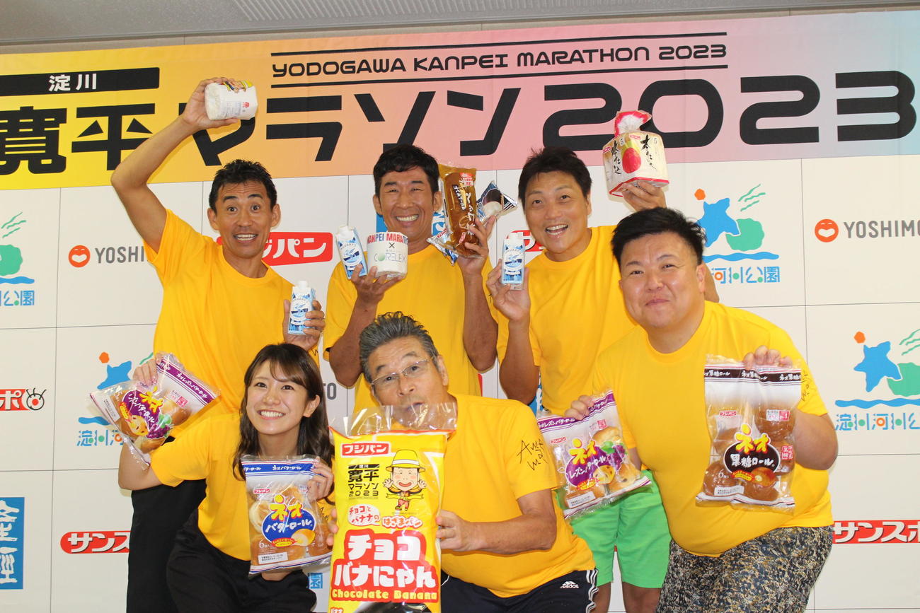 「淀川寛平マラソン2023」会見に参加した（前列左から）福本愛菜、間寛平、ミサイルマン西代。（後列左から）石田靖、麒麟田村、サバンナ八木