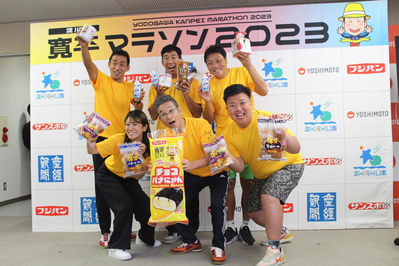 「淀川寛平マラソン2023」会見に参加した（前列左から）福本愛菜、間寛平、ミサイルマン西代。（後列左から）石田靖、麒麟田村、サバンナ八木