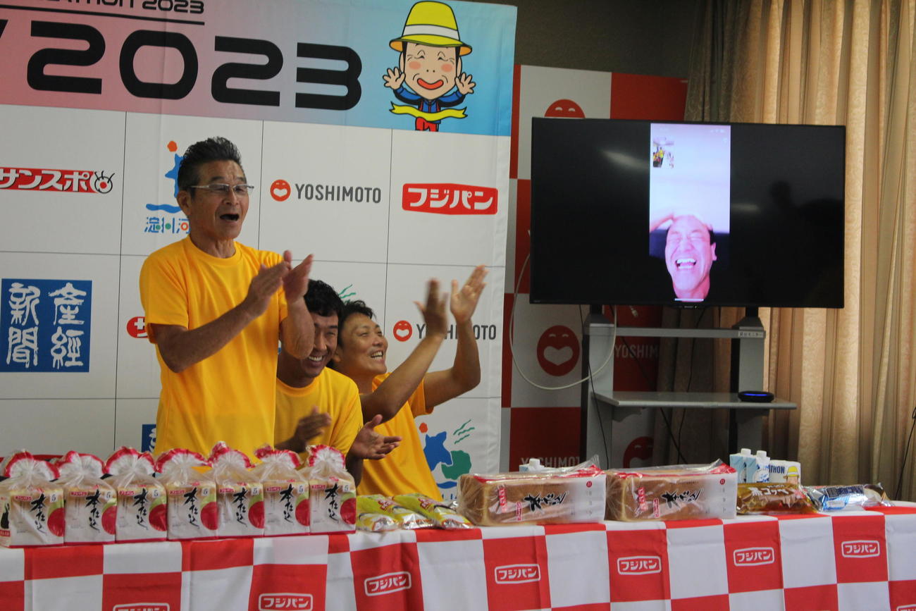 「淀川寛平マラソン2023」への参加をサプライズ要請されたたむらけんじ（右側テレビ）。間寛平らは大喜び