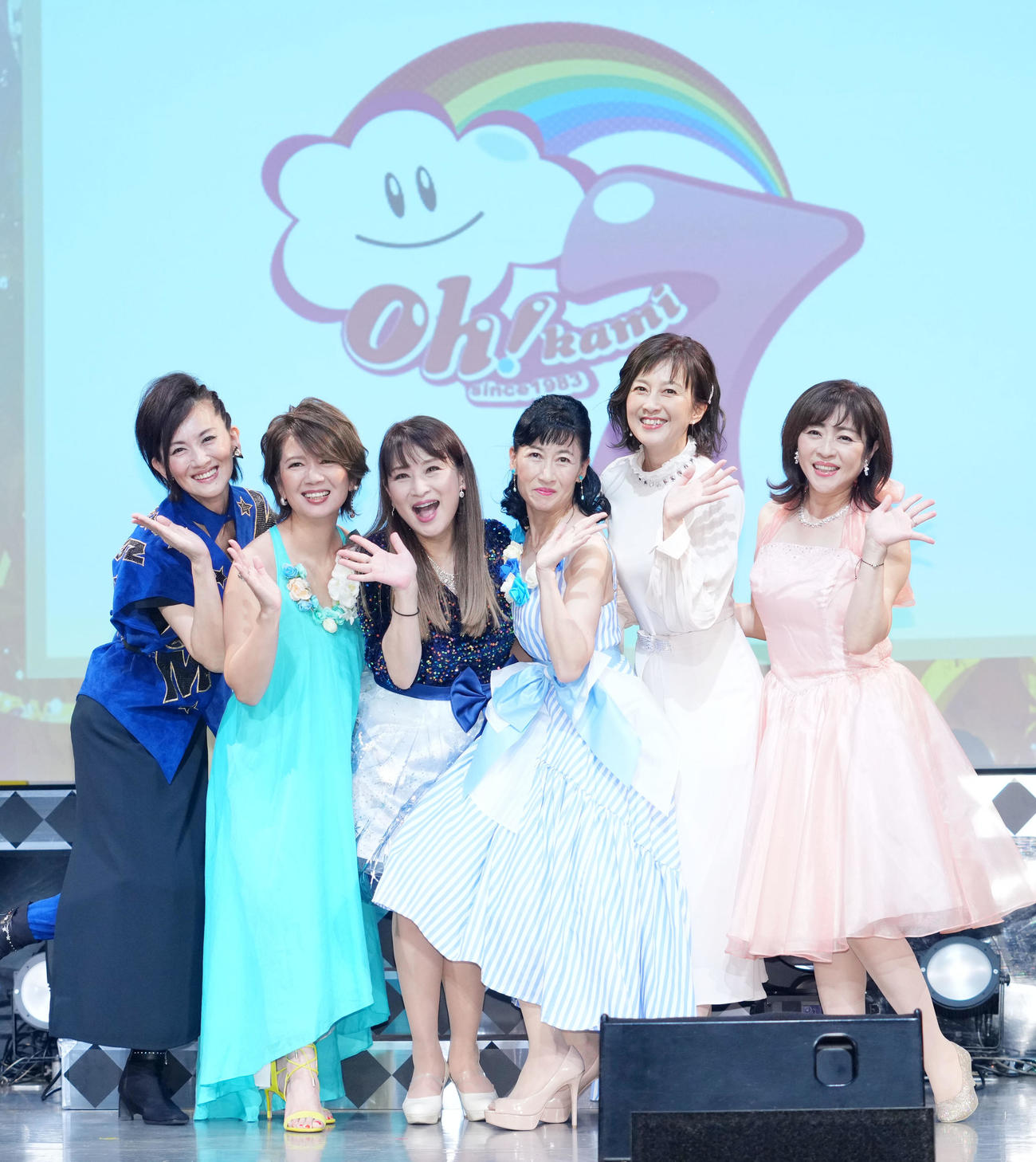 アイドルポーズで笑顔を見せるお神セブン。左から大沢逸美、桑田靖子、小林千絵、木元ゆうこ、森尾由美、松本明子（撮影・横山健太）