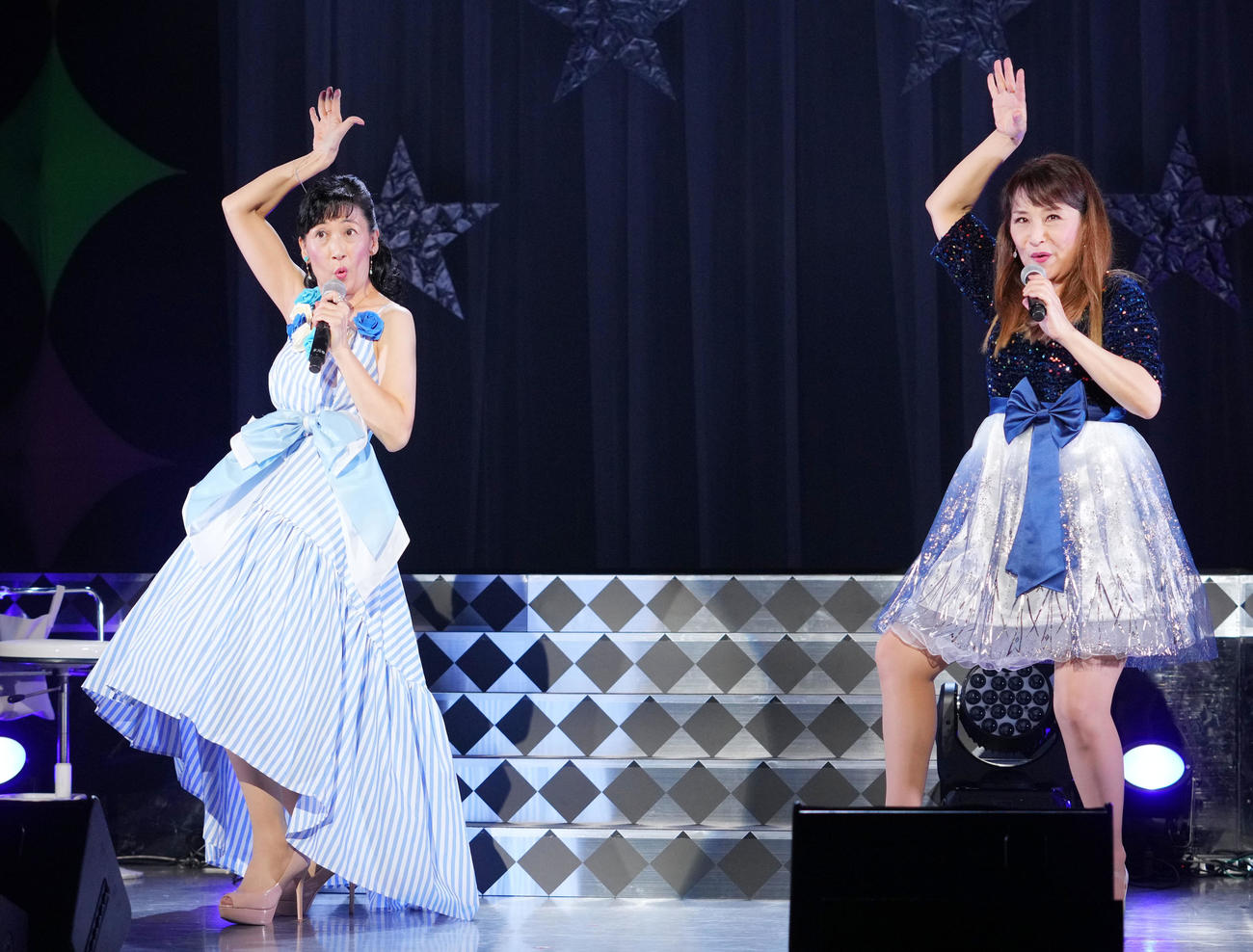 公演で熱唱する木元ゆうこ（左）と小林千絵（撮影・横山健太）