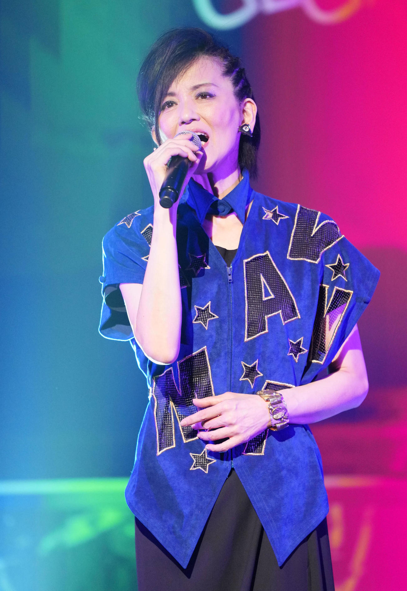 公演で熱唱する大沢逸美（撮影・横山健太）