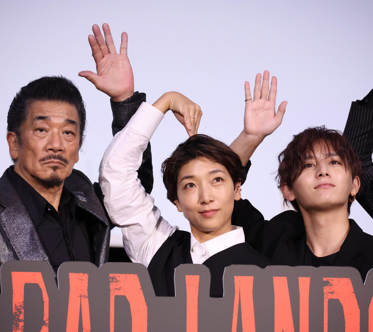 映画「BAD LANDS」の舞台あいさつを行った、左から宇崎竜童、安藤サクラ、山田涼介（撮影・中島郁夫）