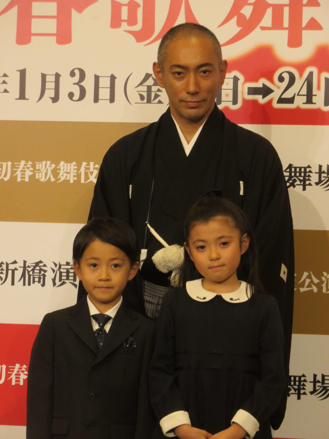 2019年12月、初春歌舞伎公演の取材会に出席した13代目市川團十郎白猿を襲名する市川海老蔵（上）、市川ぼたん（右下）、長男勸玄くん