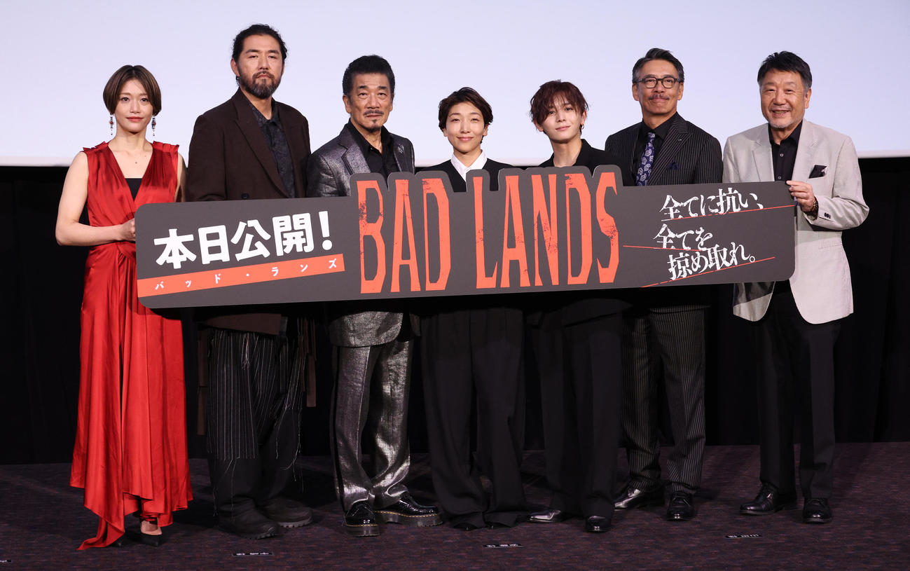 映画「BAD LANDS」の舞台あいさつを行った、左からサリngROCK、吉原光夫、宇崎竜童、安藤サクラ、山田涼介、生瀬勝久、原田眞人監督（撮影・中島郁夫）
