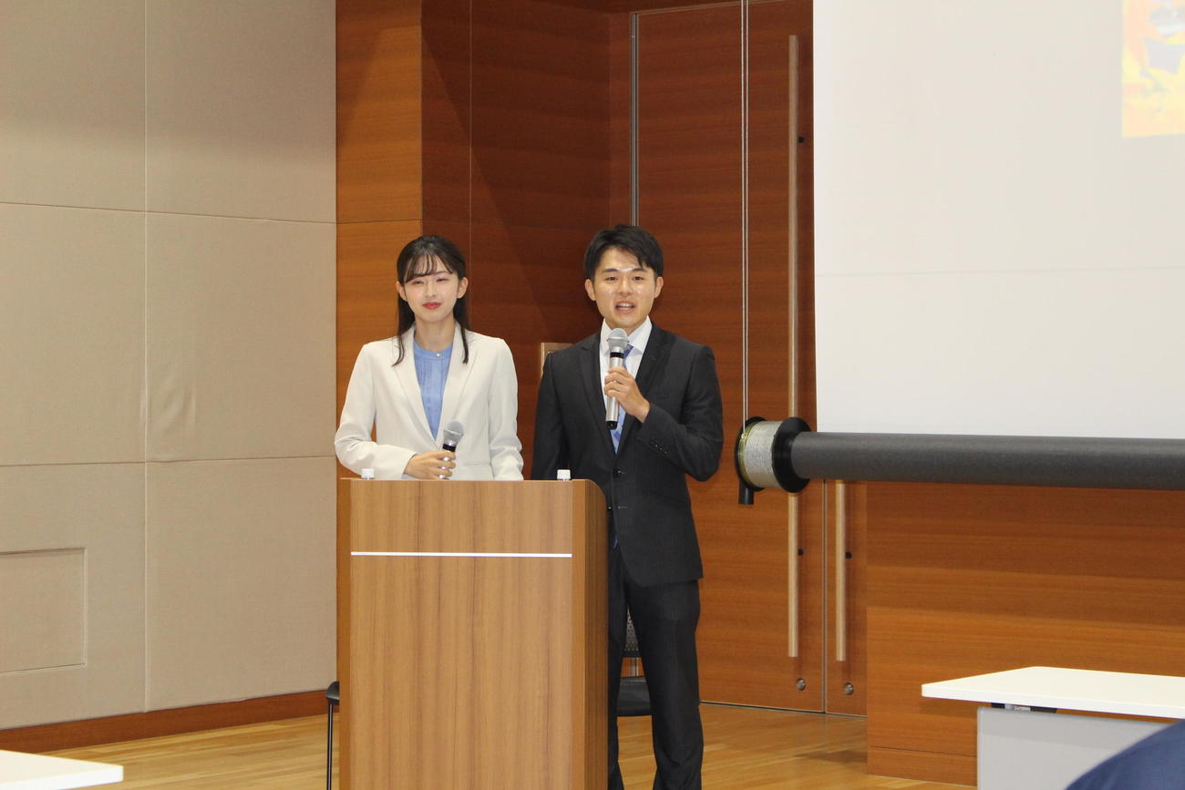 改編発表会見の進行を務めた読売テレビの新人アナウンサー。左から西尾桃アナ、渡辺幹也アナ