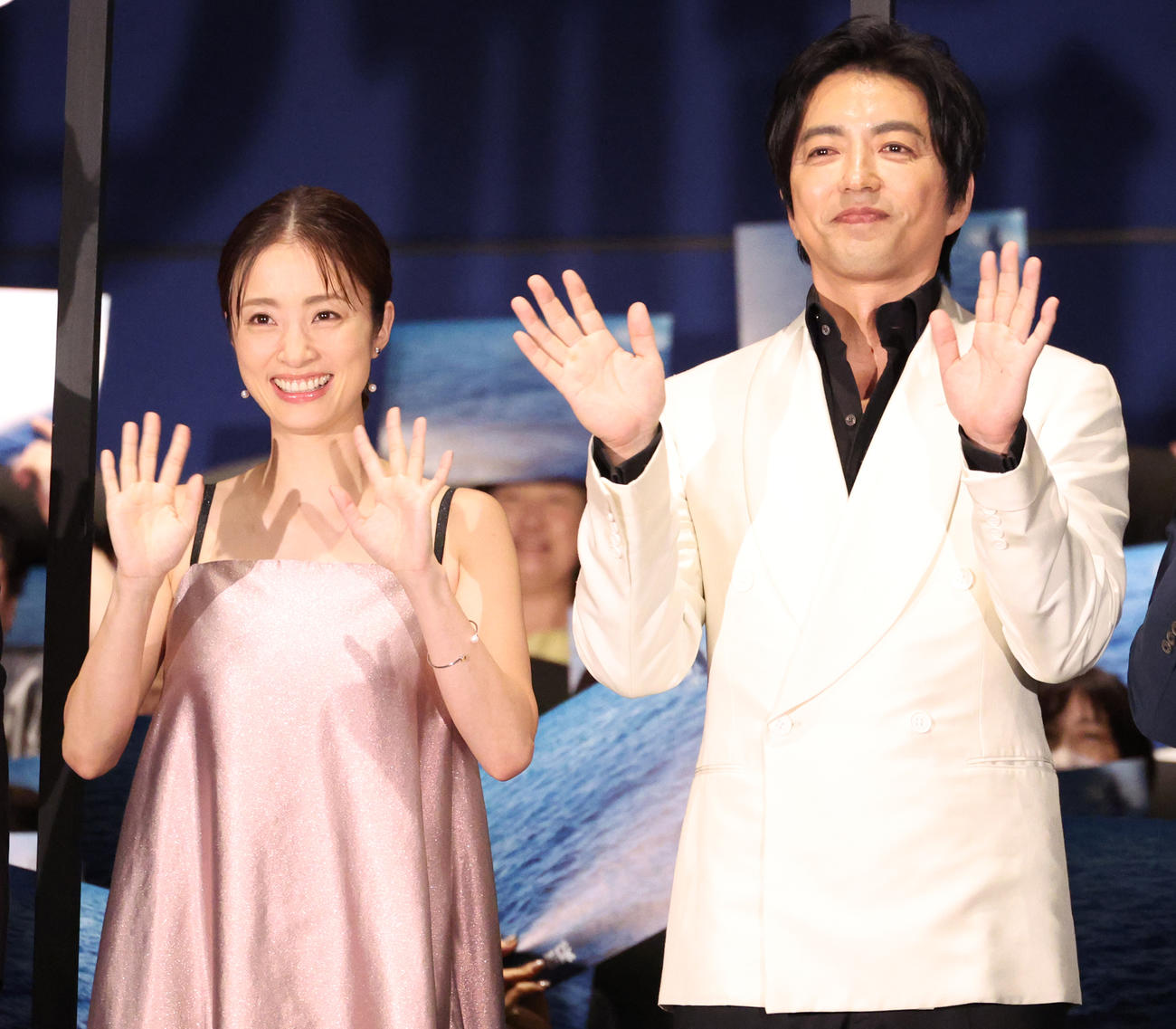 映画「沈黙の艦隊」舞台あいさつを行った上戸彩（左）と大沢たかお（撮影・中島郁夫）