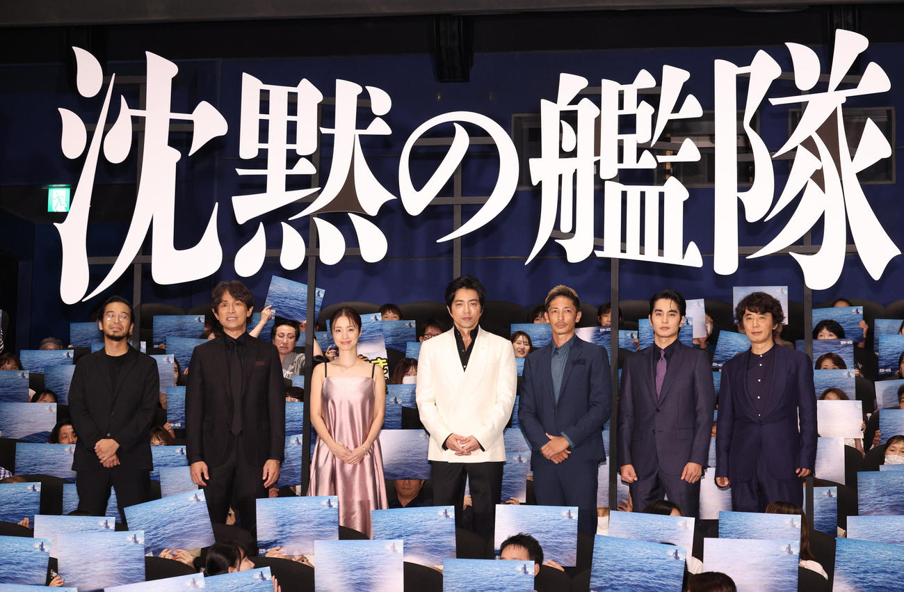 映画「沈黙の艦隊」舞台あいさつを行った、左から吉野耕平監督、江口洋介、上戸彩、大沢たかお、玉木宏、中村蒼、ユースケ・サンタマリア（撮影・中島郁夫）
