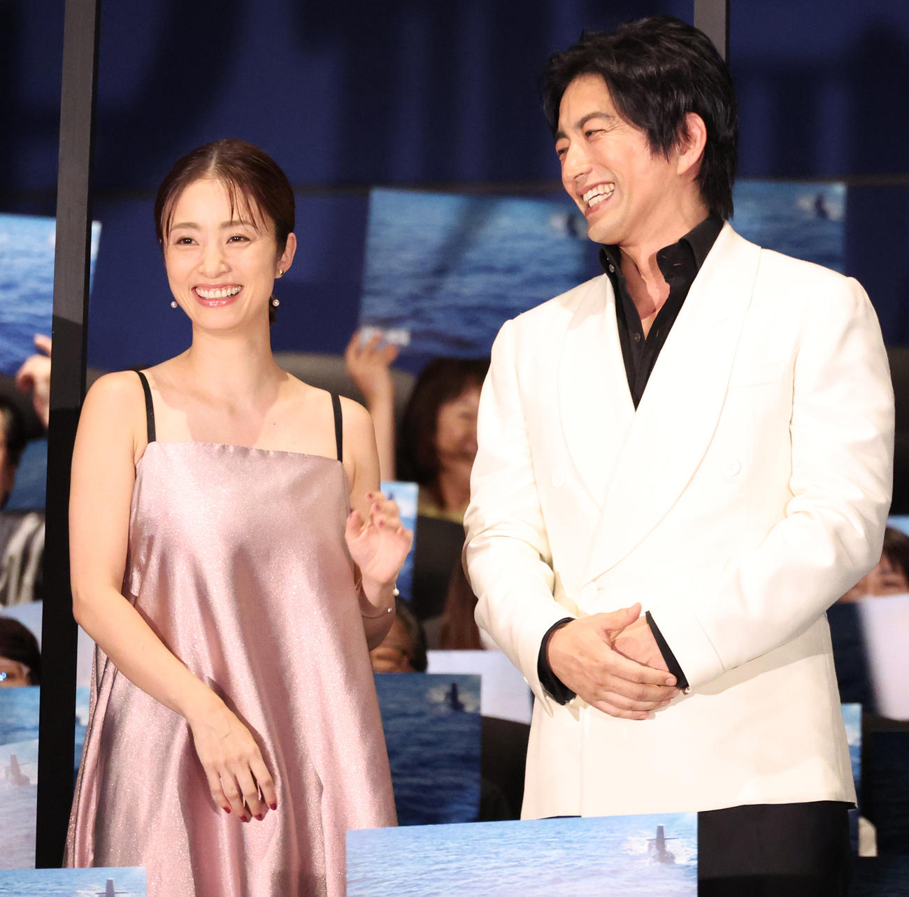 映画「沈黙の艦隊」舞台あいさつを行った上戸彩（左）と大沢たかお（撮影・中島郁夫）