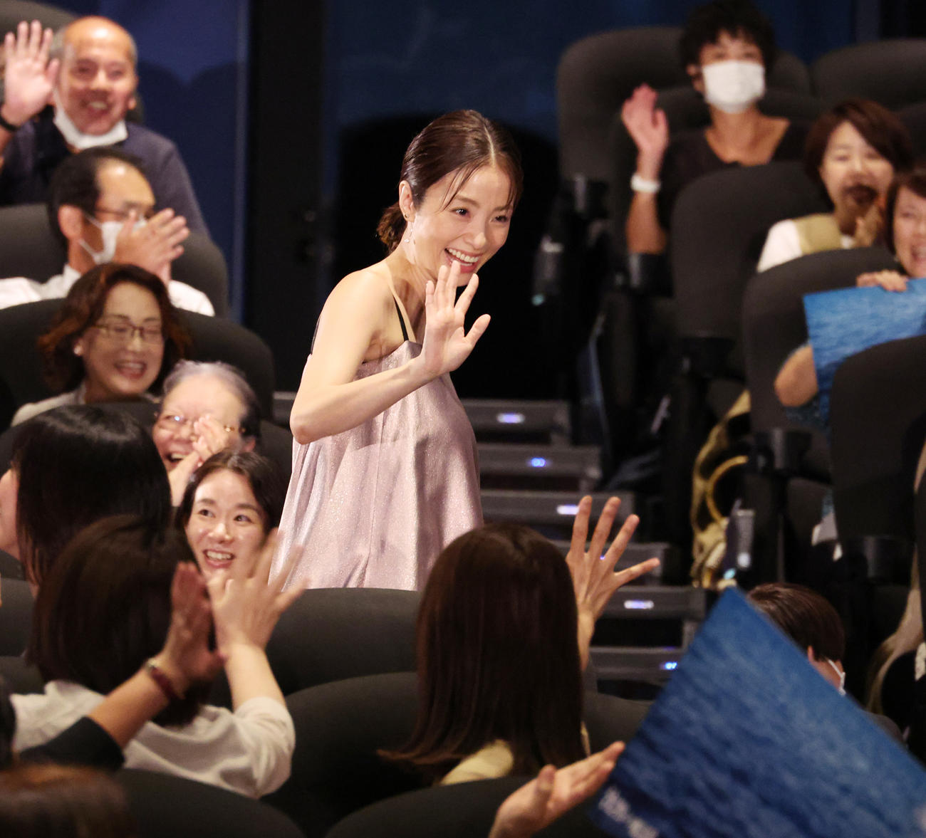 映画「沈黙の艦隊」舞台あいさつで観客に手を振る上戸彩（撮影・中島郁夫）