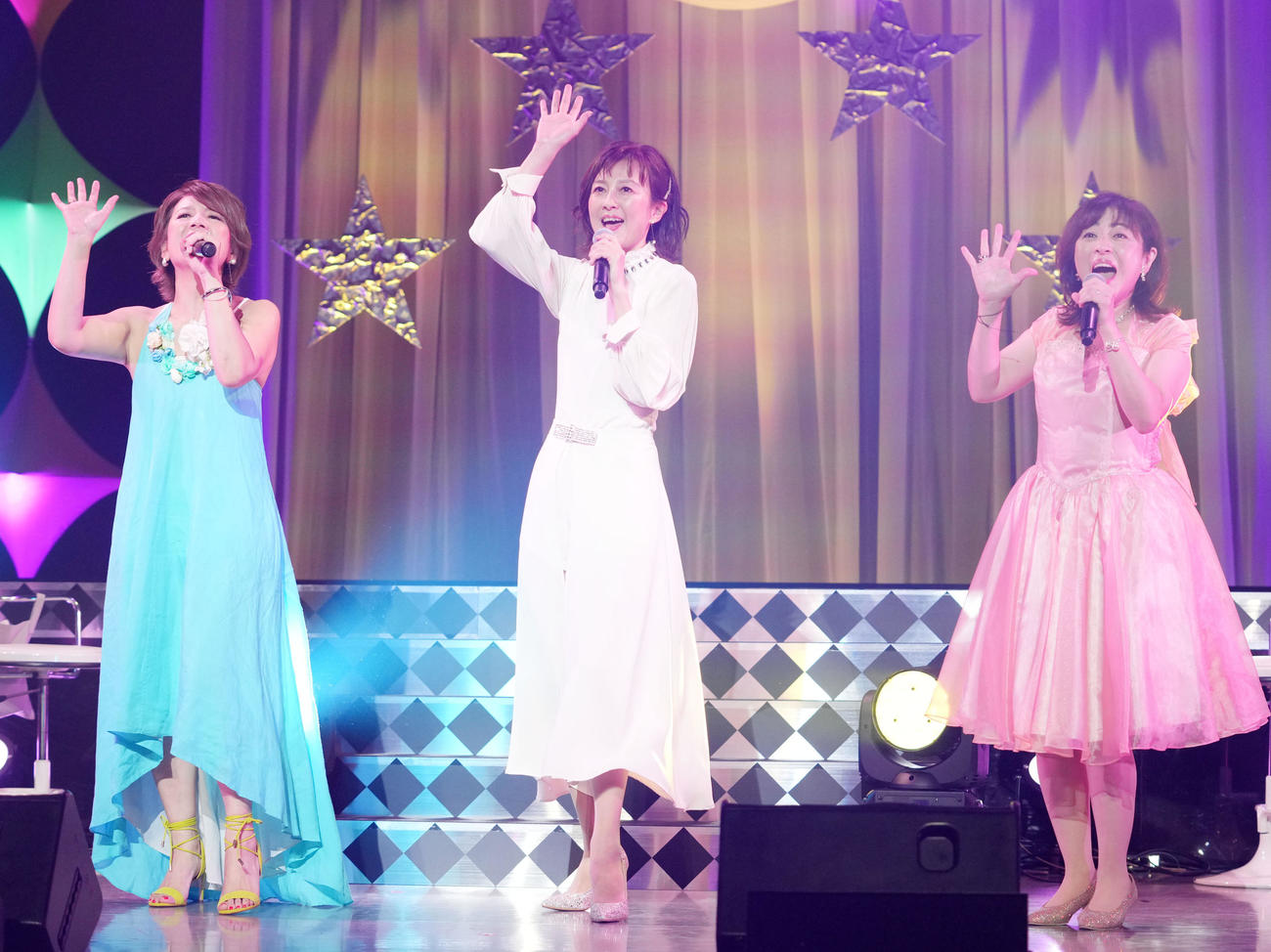 公演で熱唱する、左から桑田靖子、森尾由美、松本明子（撮影・横山健太）