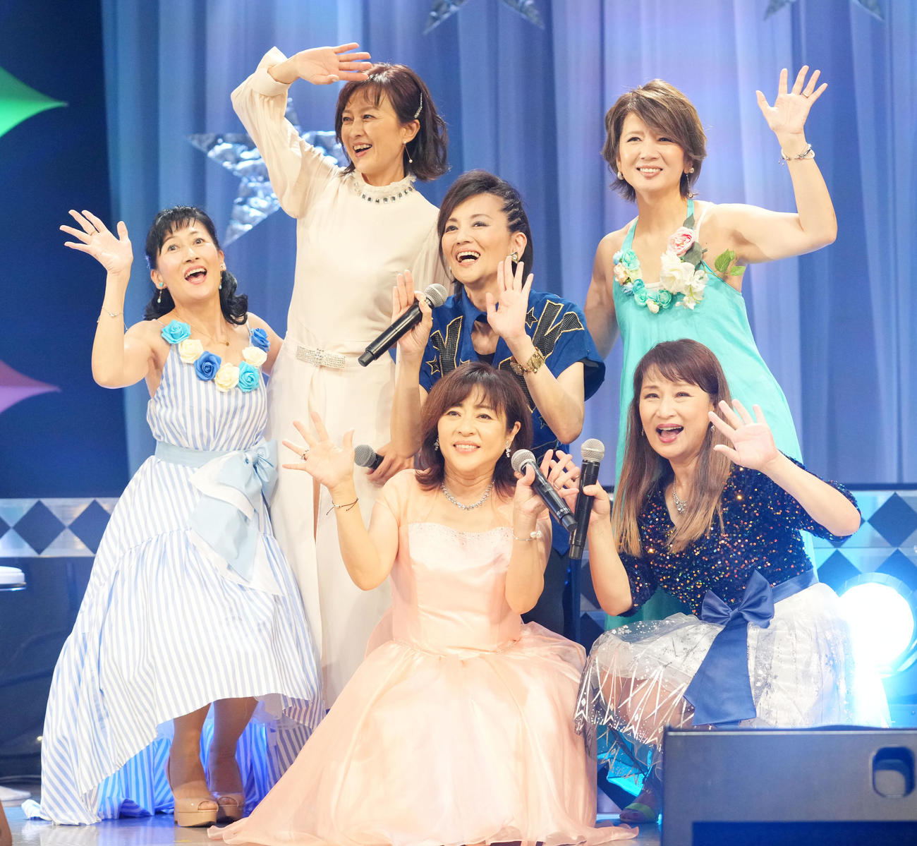 公演を終え笑顔で手を振る、左から時計回りに木元ゆうこ、森尾由美、大沢逸美、桑田靖子、小林千絵、松本明子（撮影・横山健太）