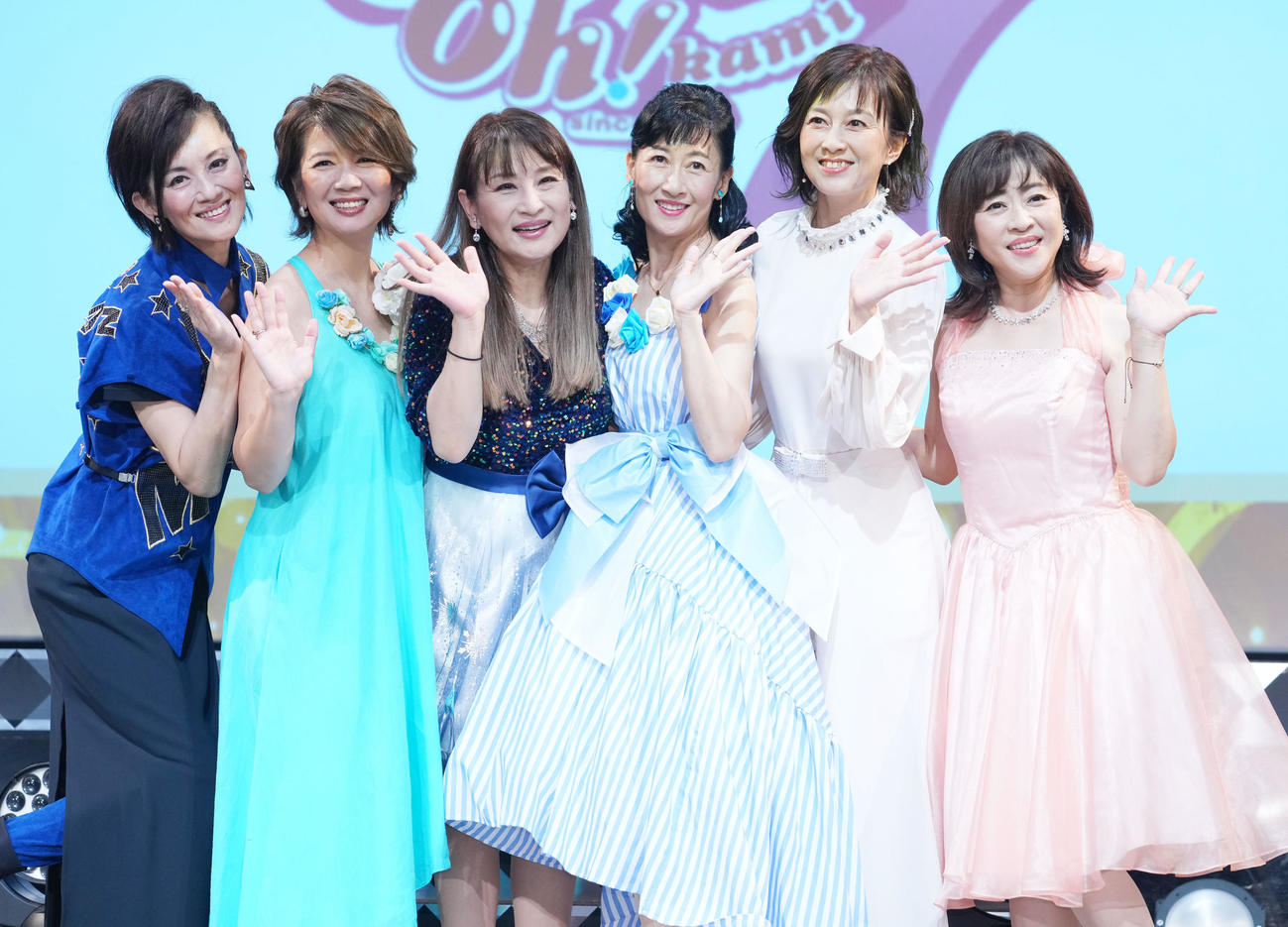 アイドルポーズで笑顔を見せるお神セブン。左から大沢逸美、桑田靖子、小林千絵、木元ゆうこ、森尾由美、松本明子（撮影・横山健太）