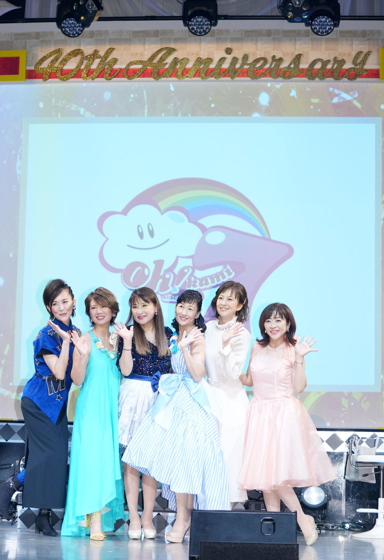 アイドルポーズで笑顔を見せるお神セブン。左から大沢逸美、桑田靖子、小林千絵、木元ゆうこ、森尾由美、松本明子（撮影・横山健太）