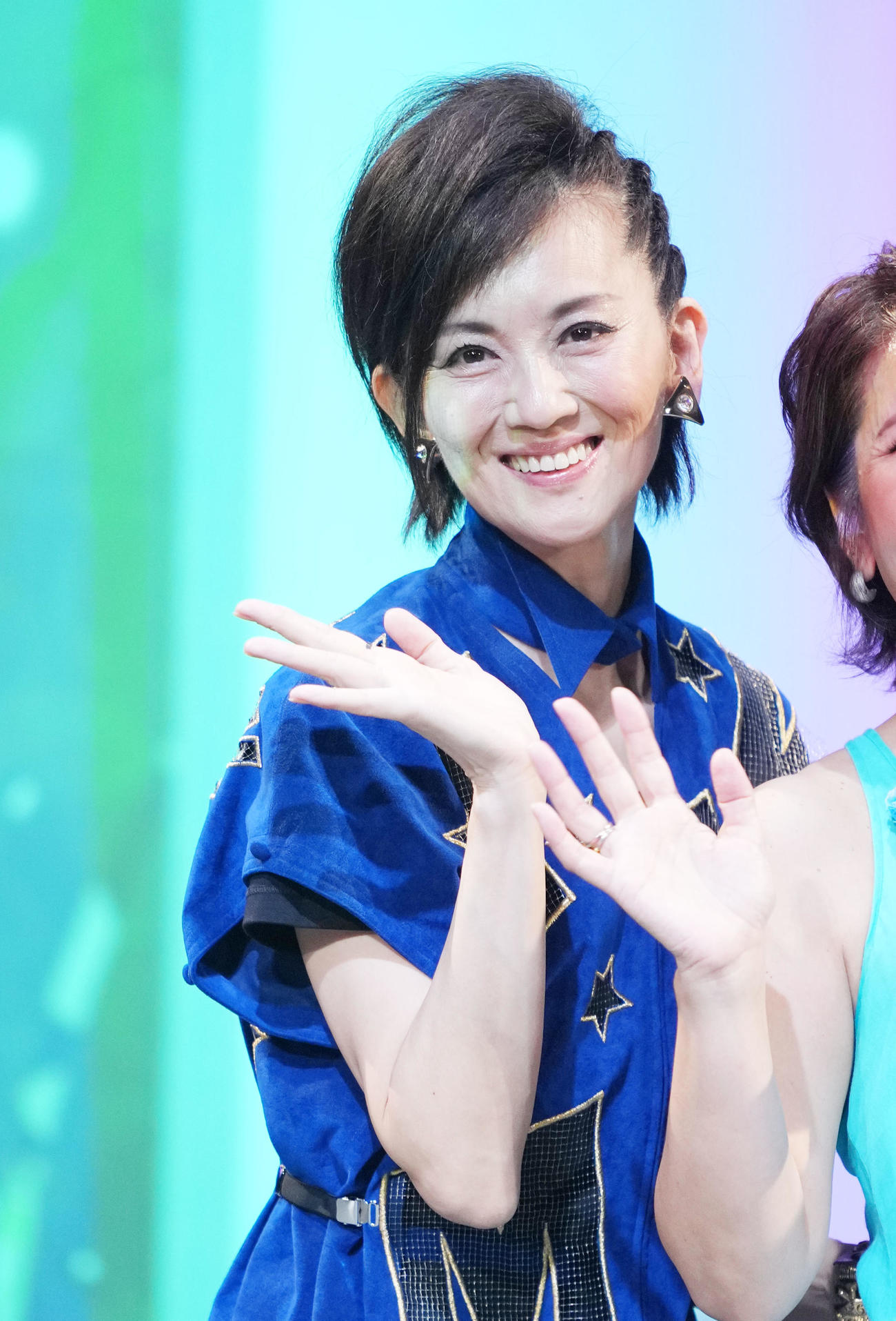 笑顔を見せるお神セブンの大沢逸美（撮影・横山健太）