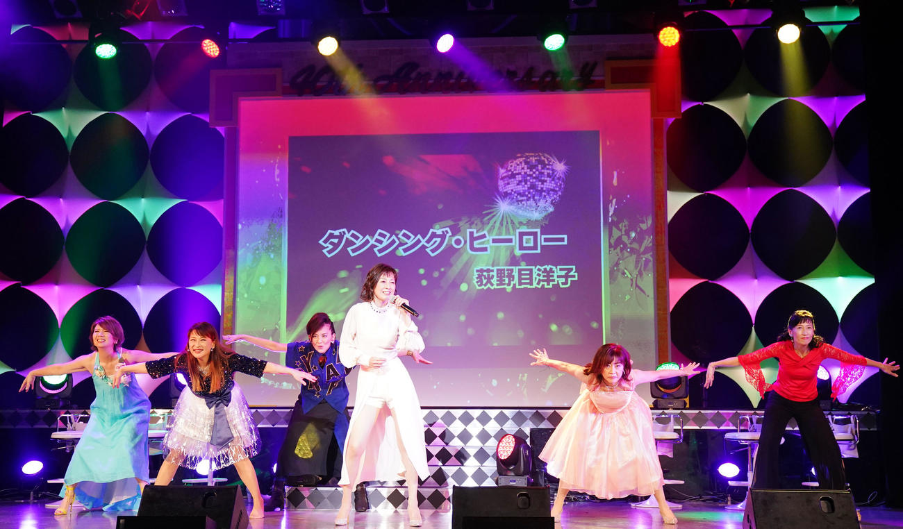 ダンシング・ヒーローを踊る、左から桑田靖子、小林千絵、大沢逸美、森尾由美、松本明子、木元ゆうこ（撮影・横山健太）
