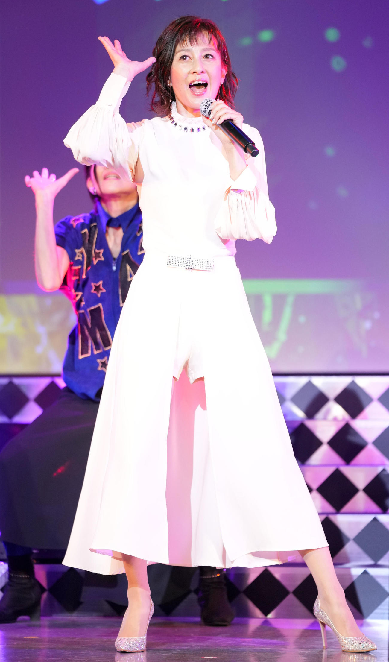 公演で熱唱する森尾由美（撮影・横山健太）
