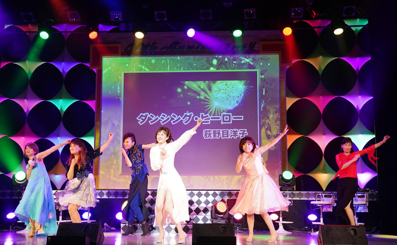 ダンシング・ヒーローを踊る、左から桑田靖子、小林千絵、大沢逸美、森尾由美、松本明子、木元ゆうこ（撮影・横山健太）